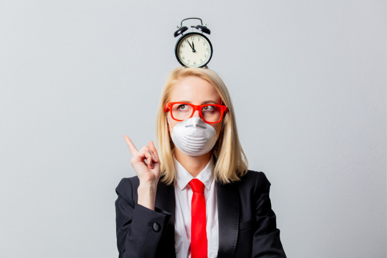 Managerin mit Schutzmaske und Uhr