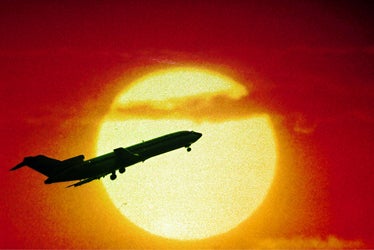 Flugzeug vor Sonne