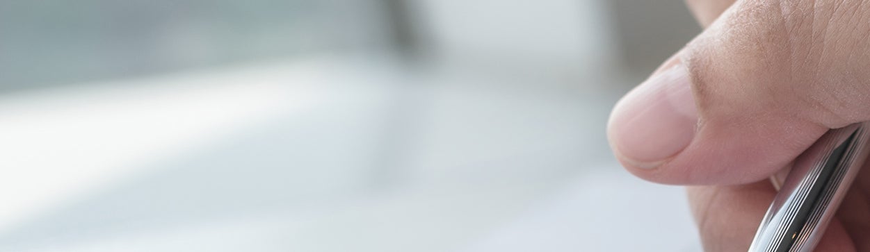 Hand füllt Formular aus