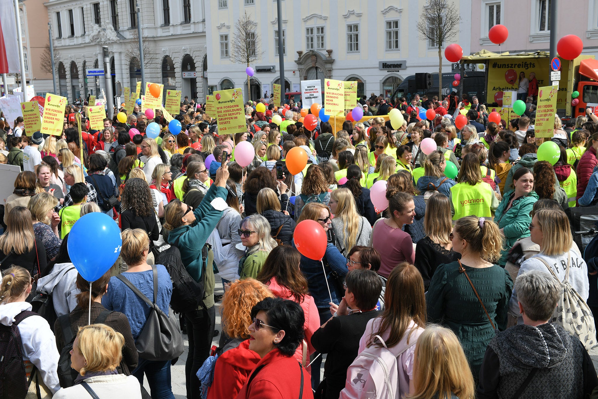 ÖGB-Aktionstag der Kindergärten vor dem Landhaus Linz, 29. März 2022