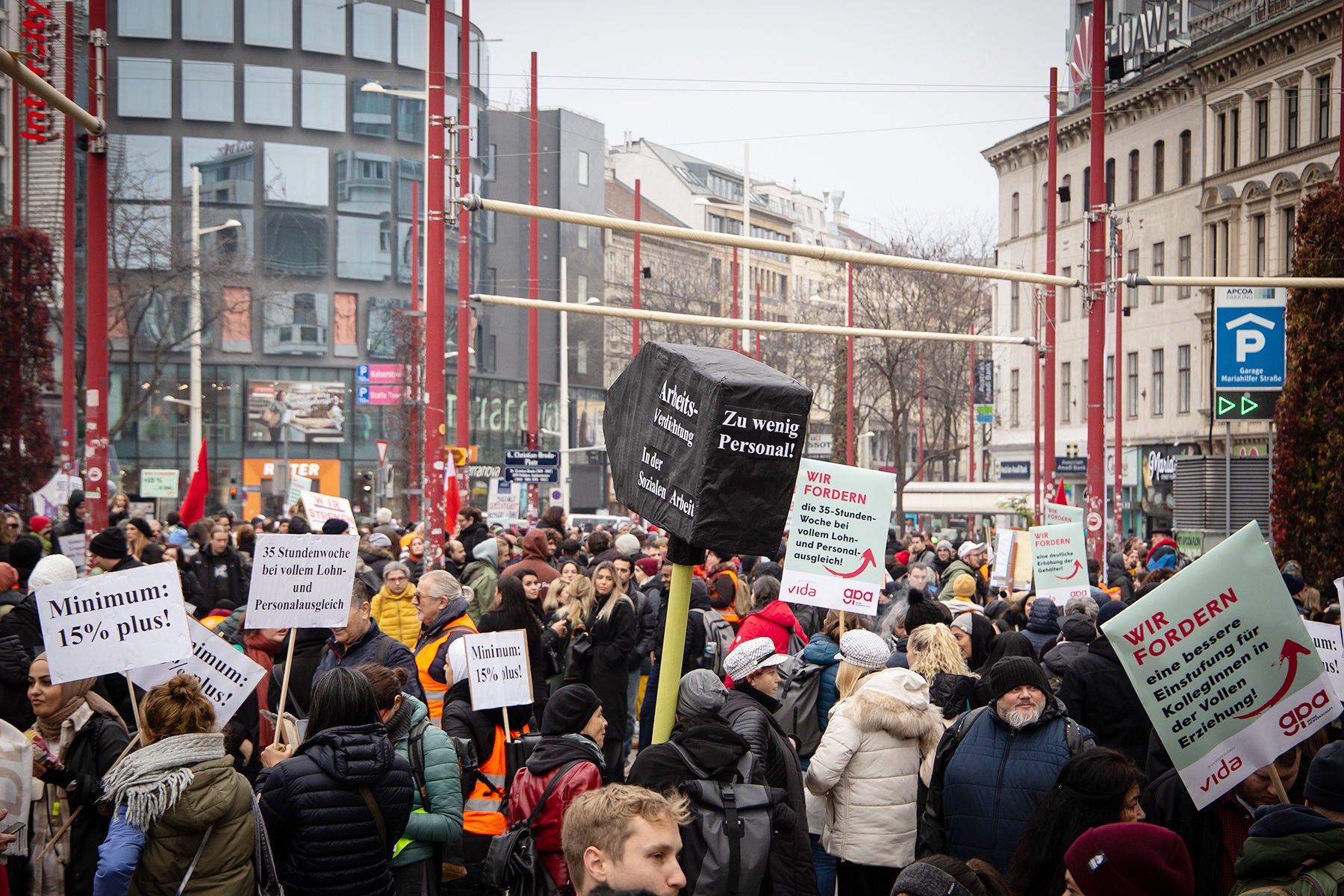 Demonstration im Gesundheits- und Sozialbereich Mehr als 3000 Beschäftigte demonstrierten am 8. November um wieder Bewegung in die Kollektivvertrags-Verhandlungen zu bringen.