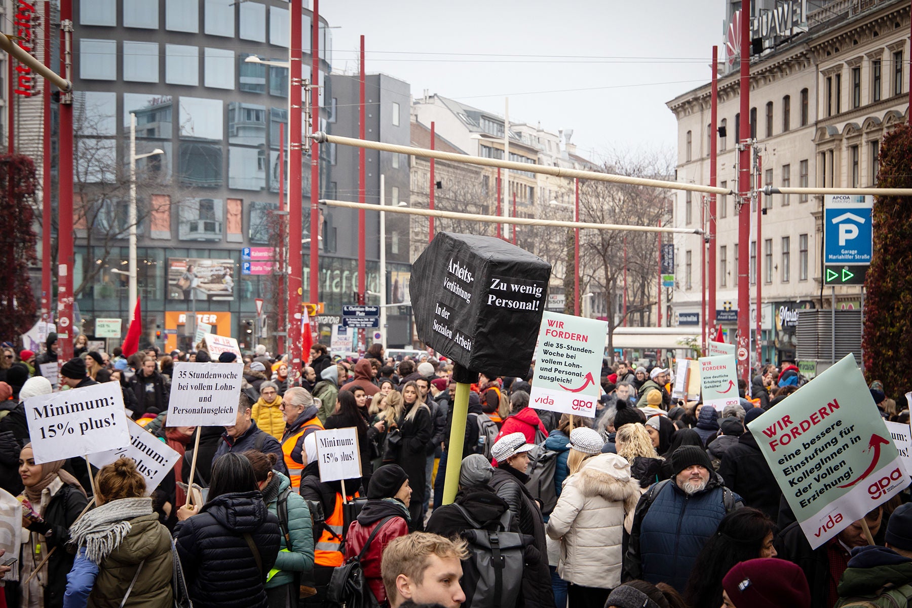 Mehr als 3000 Beschäftigte demonstrierten am 8. November um wieder Bewegung in die Kollektivvertrags-Verhandlungen zu bringen.