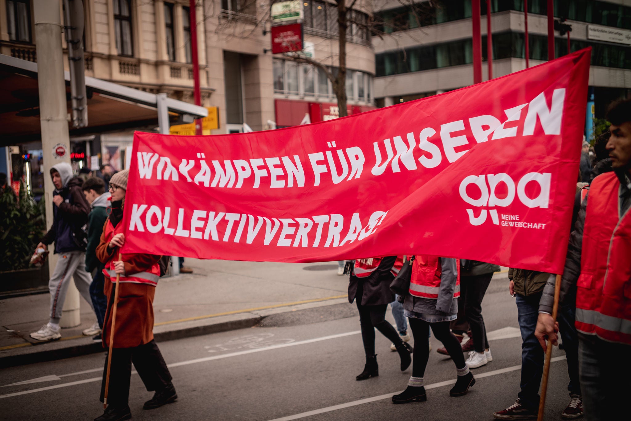  Mehr als 3000 Beschäftigte demonstrierten am 8. November um wieder Bewegung in die Kollektivvertrags-Verhandlungen zu bringen.