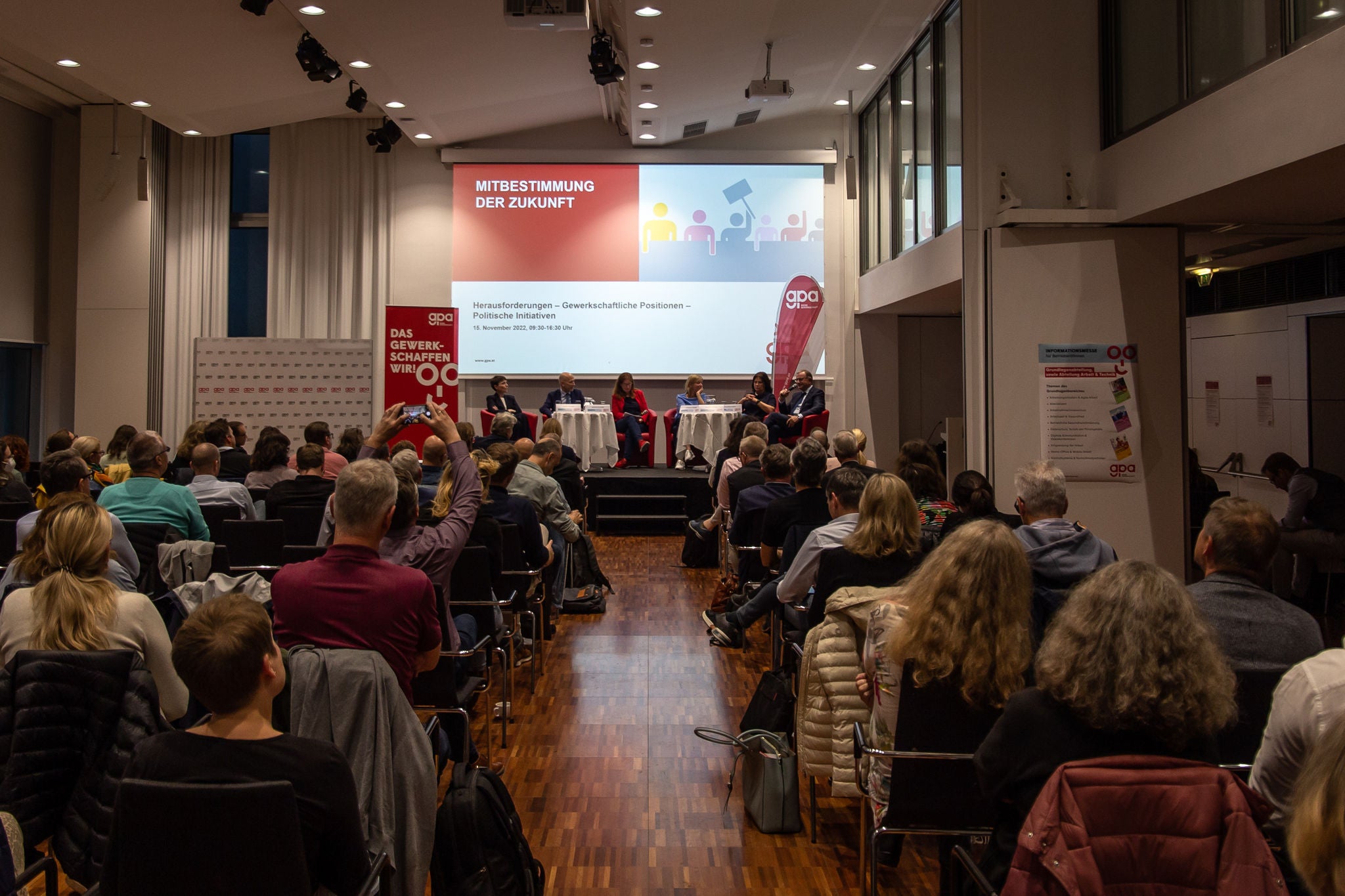 Insgesamt nahmen etwa 250 BetriebsrätInnen vor Ort und via Livestream teil.