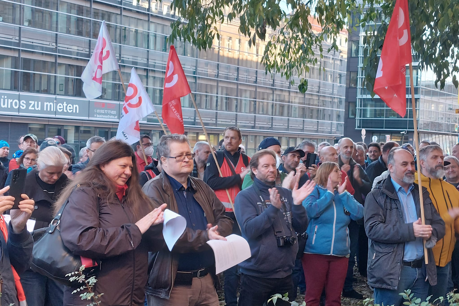 IT-Branche Arbeitgeber verweigern fairen Kollektivvertragsabschluss deshalb stärken Betriebsversammlungen in ganz Österreich das Verhandlungsteam.