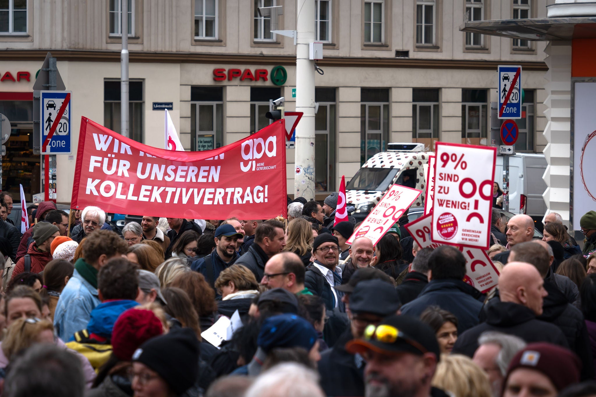 Private Bildungseinrichtungen: Öffentliche Betriebsversammlung mit rund 1000 Beschäftigten.