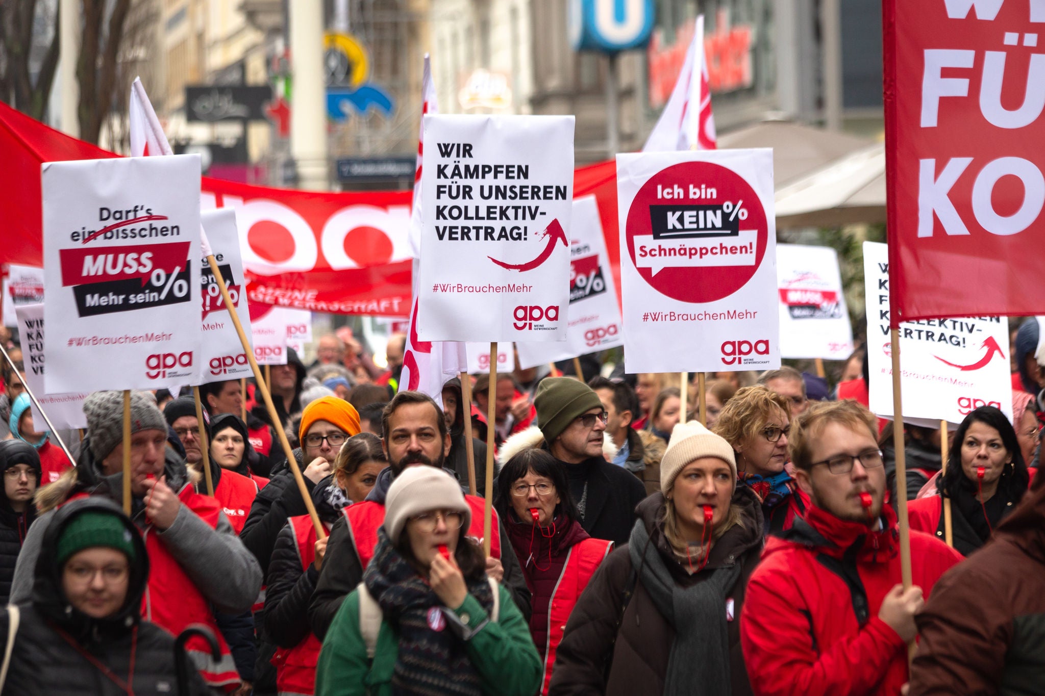 Über Tausend bei Kundgebungen in Wien und Salzburg für einen  fairen KV-Abschluss