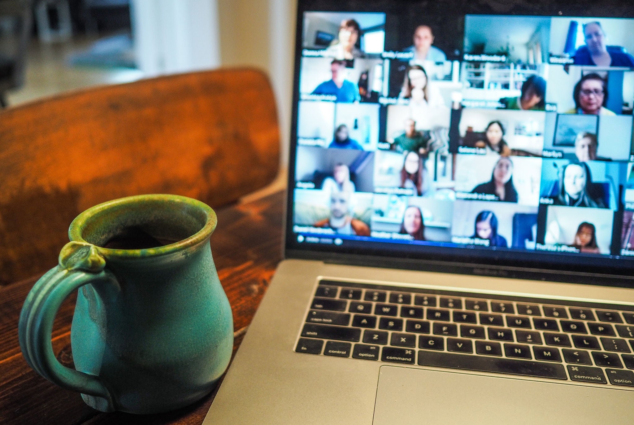 Videokonferenz Laptop mit Bildern einer Videokonferenz
