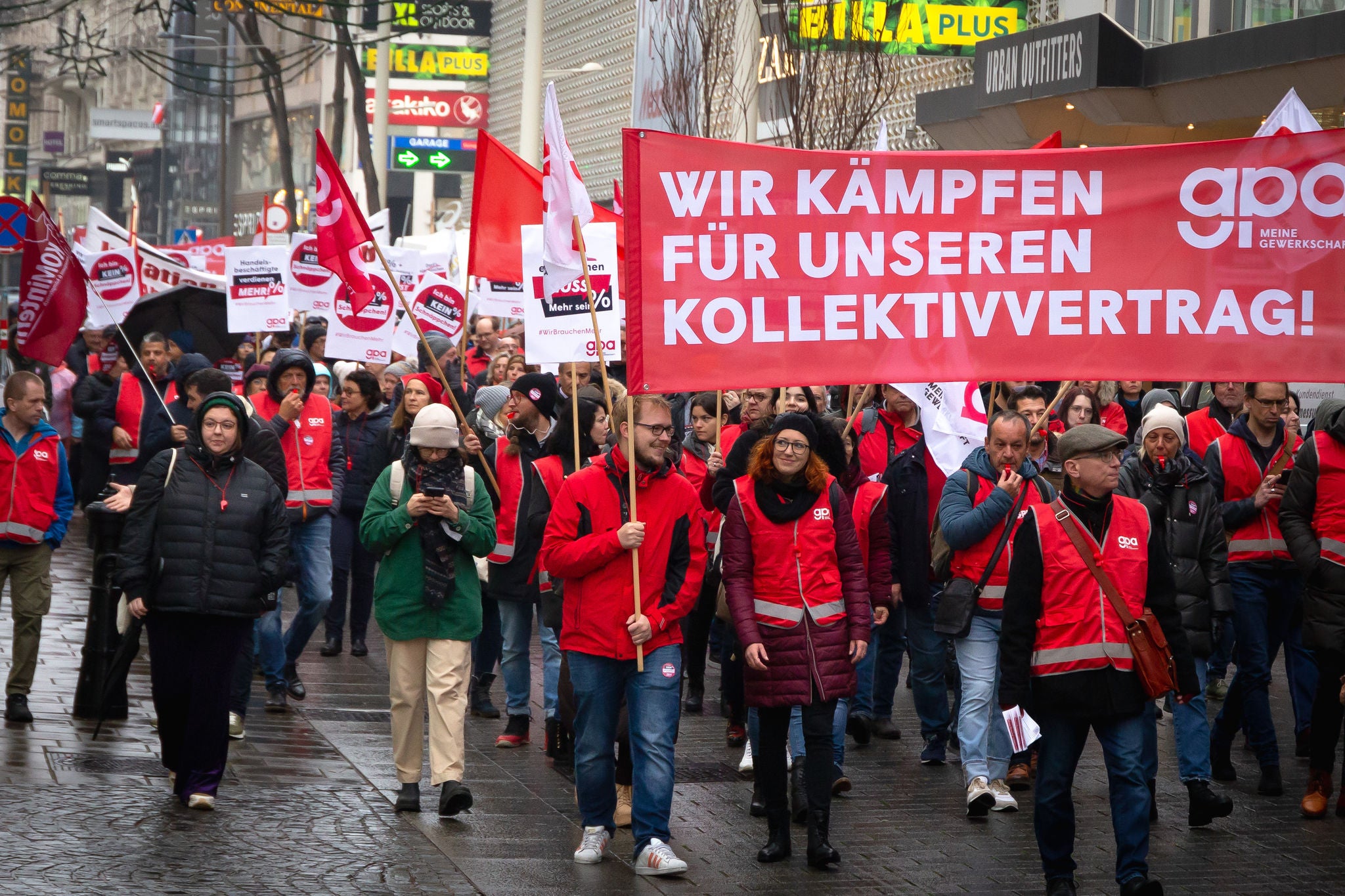 Über Tausend bei Kundgebungen in Wien und Salzburg für einen  fairen KV-Abschluss