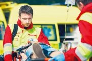 Arbeitsunfälle Unfälle bei der Arbeit oder am Weg dorthin sind sogenannte Arbeitsunfälle. Wir erklären anhand von Beispielen, wie sich diese von Freitzeitunfällen abgrenzen lassen und welche Ansprüche entstehen