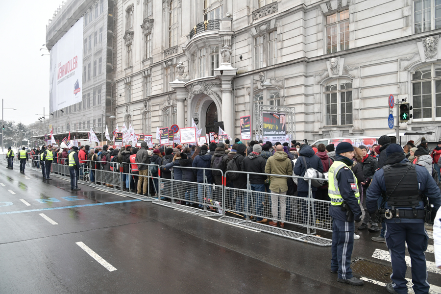 "Wir verdienen mehr! Geld - Respekt - Kommunikation!“, forderten hunderte BetriebsrätInnen, Beschäftigte und UnterstützerInnen lautstark am Wiener Schwarzenbergplatz.