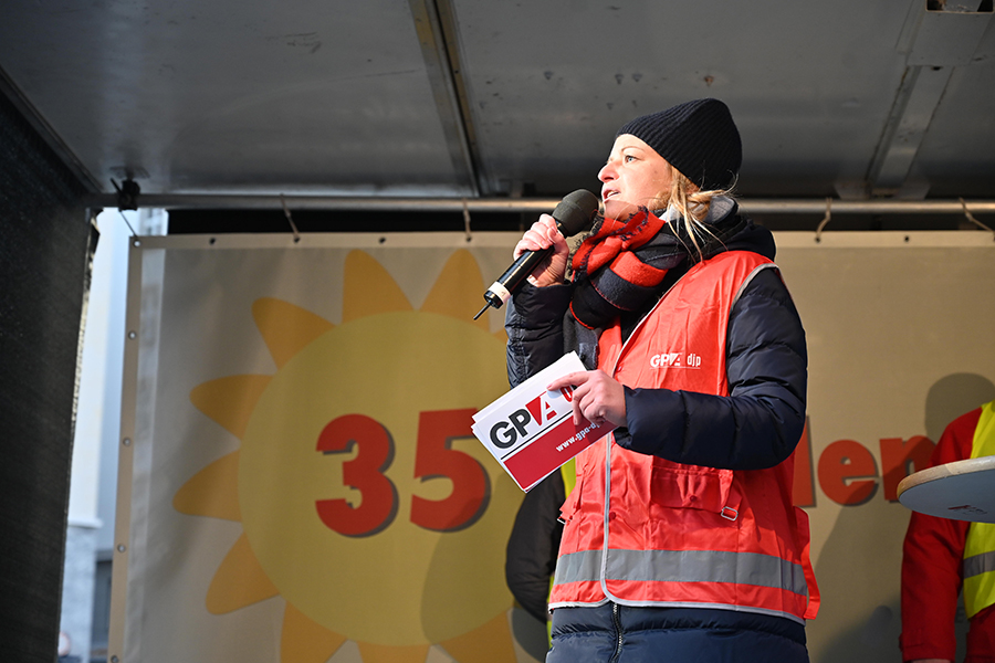 Mehr als 800 Beschäftigten des Sozialbereiches demonstrierten am 5. Februar am Wiener Stephansplatz