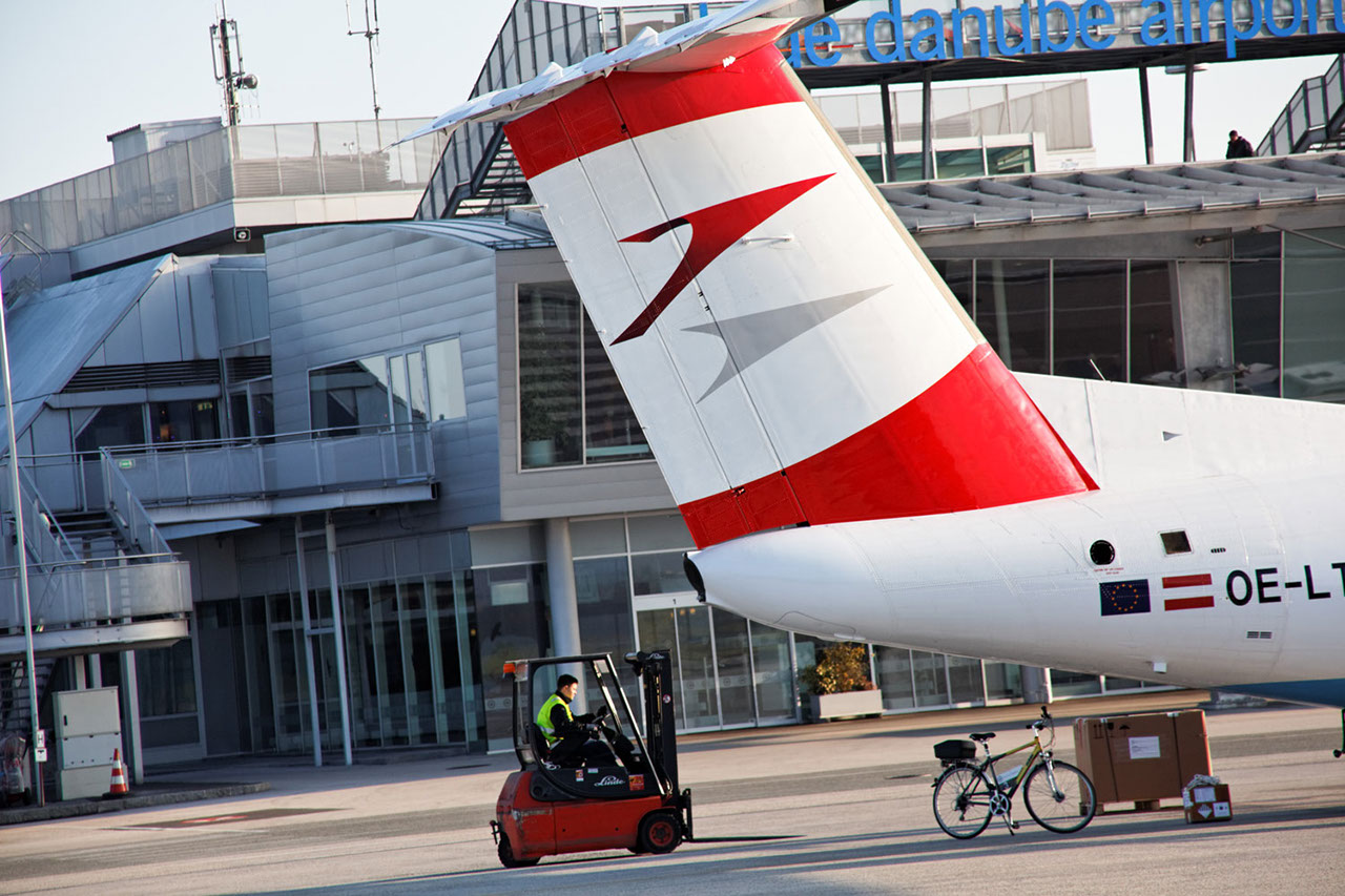 Flugzeug AUA BB Leitwerk eines Flugezugs der Austrian Airlines.