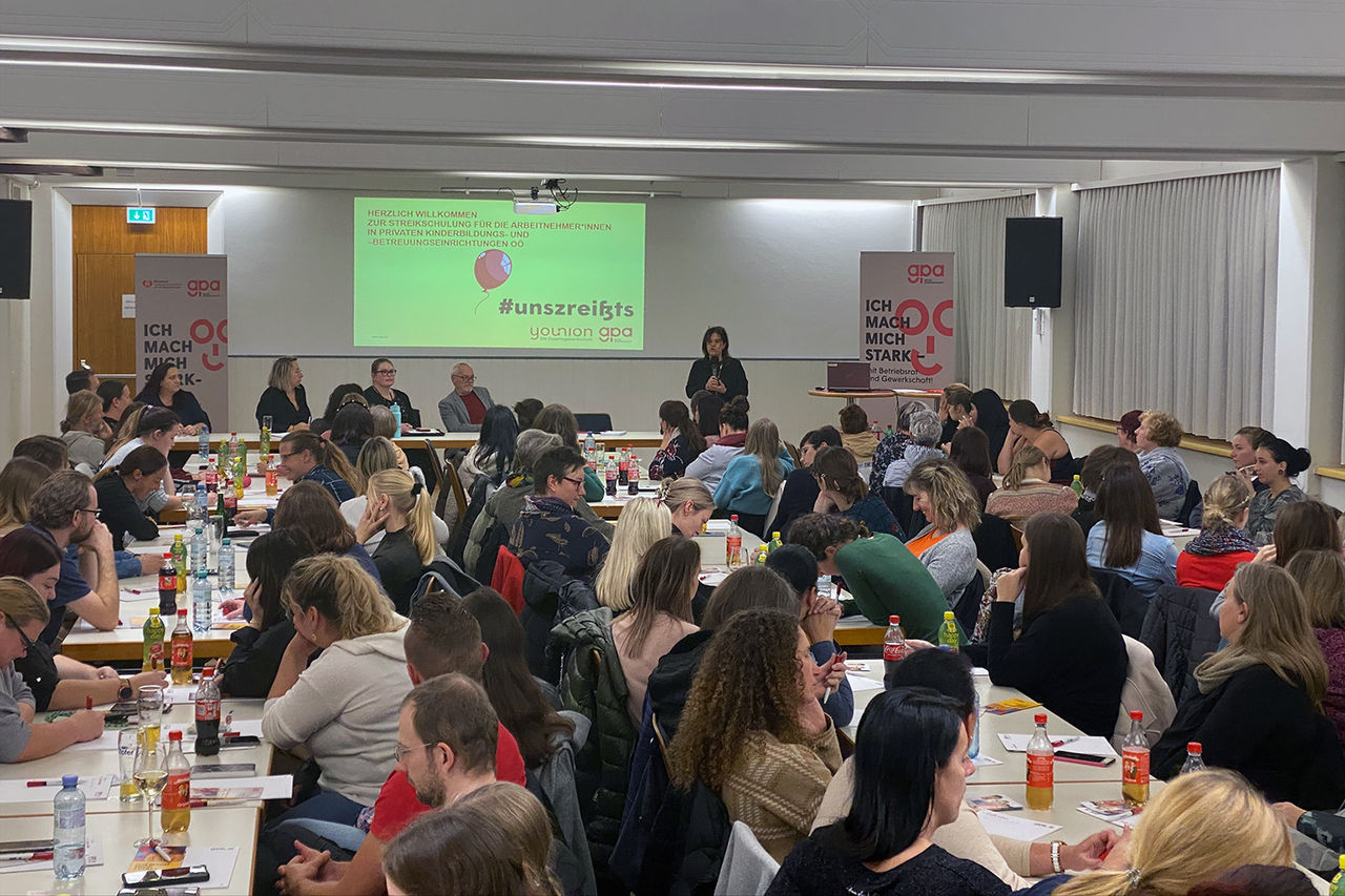 Viele KollegInnen aus dem Kinderbildungsbereich informierten sich bei den Streikschulungen in der Kürnberghalle.