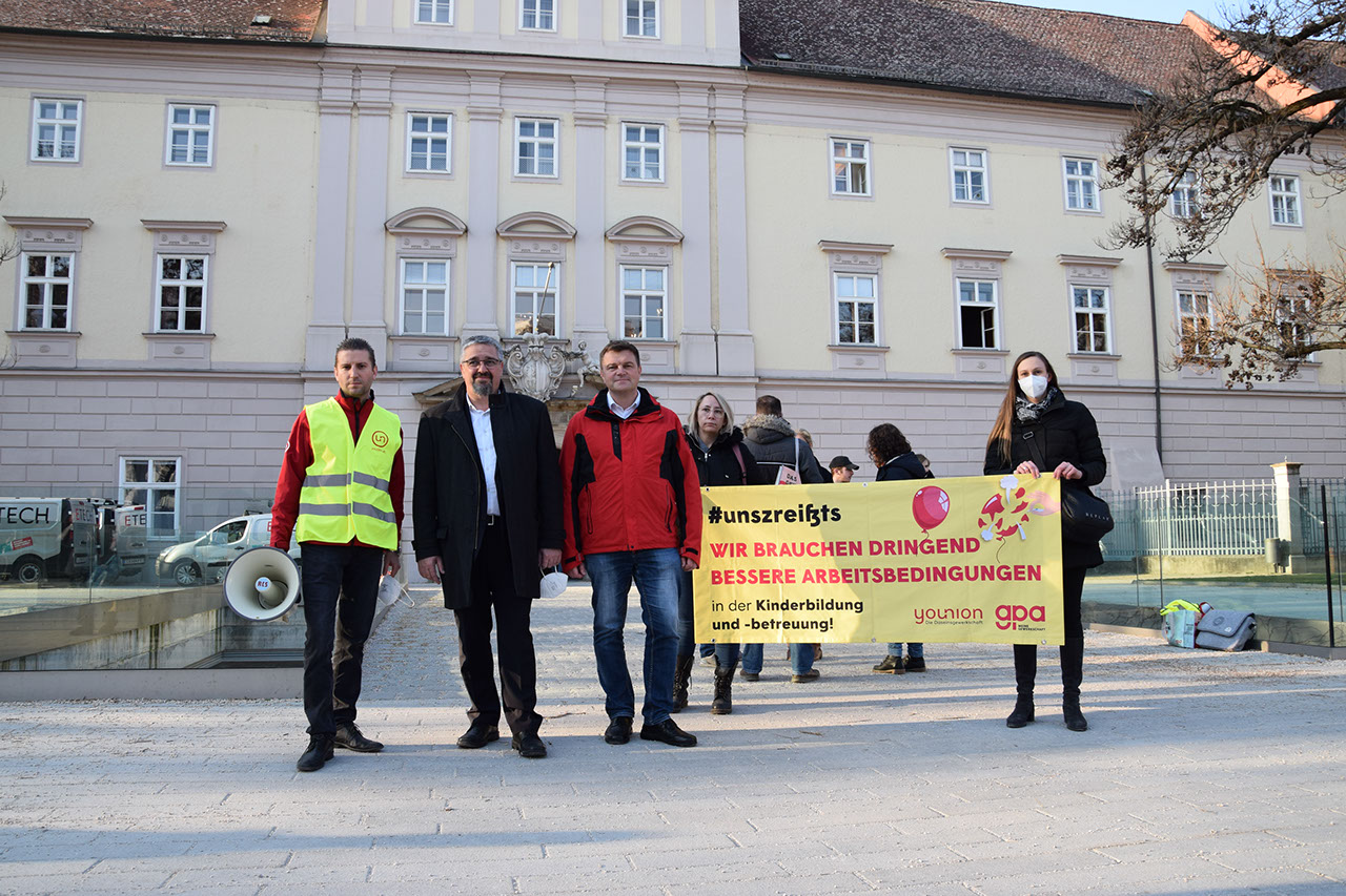 Protestaktion vor dem Linzer Landhaus