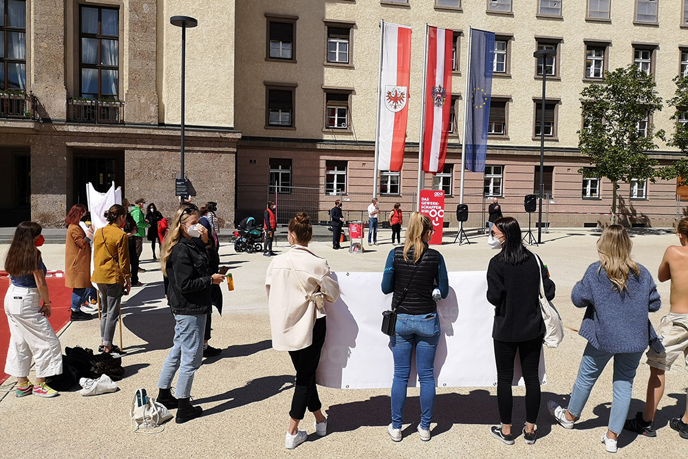 Kundgebung am Landhausplatz fordert bessere Bezahlung für Gesundheits- und Sozialpraktika Kundgebung am Landhausplatz fordert bessere Bezahlung für Gesundheits- und Sozialpraktika
