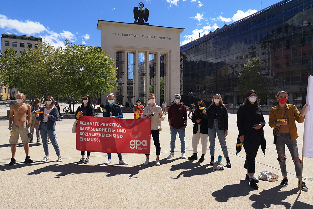 Kundgebung am Landhausplatz fordert bessere Bezahlung für Gesundheits- und Sozialpraktika Kundgebung am Landhausplatz fordert bessere Bezahlung für Gesundheits- und Sozialpraktika