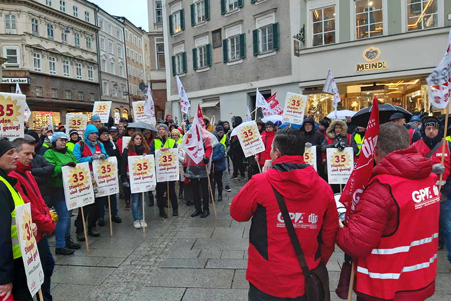 Die Beschäftigten des Sozialbereiches in Salzburg demonstrieren am 4. Februar Am Platzl für eine Arbeitszeitverkürzung. 