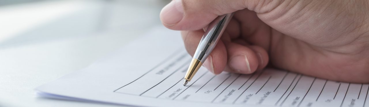 Hand füllt Formular aus