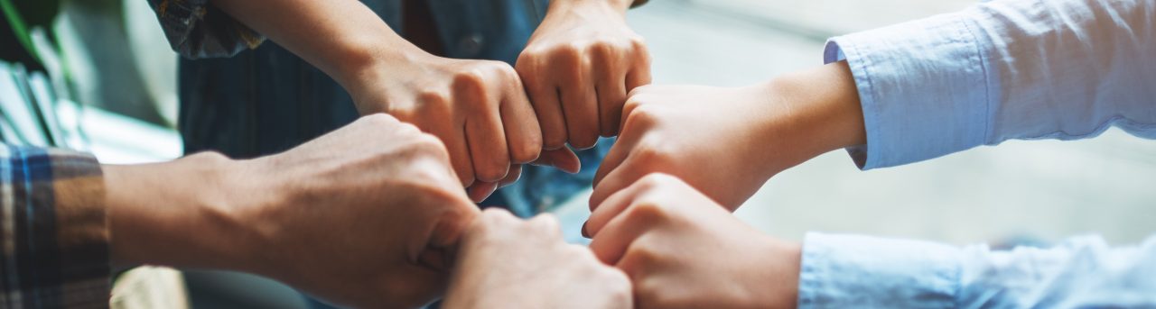 Teamwork - 6 Fäuste schlagen zusammen