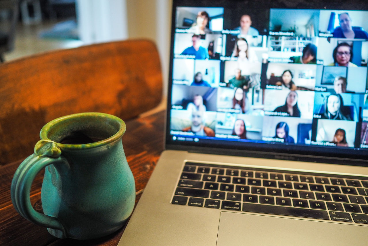 Videokonferenz Laptop mit Bildern einer Videokonferenz